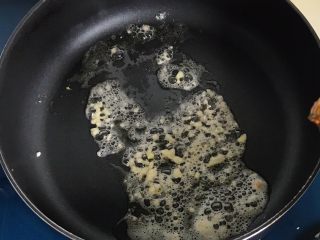 15、营养美味不打折翡翠傍金珠,把蒜末炒出香味，把火调成小火