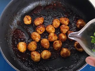 16、营养美味不打折翡翠傍金珠,把所有调理放锅里翻炒均匀，然后放人鹌鹑蛋翻炒，撒点葱花