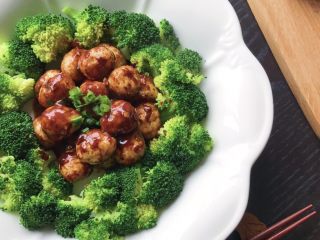 17、营养美味不打折翡翠傍金珠,把鹌鹑蛋摆放在花环的中间位置，这道菜就做好了