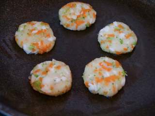 8、宝宝鳕鱼土豆饼,不粘锅，小火，煎到颜色变深一些即可出锅。