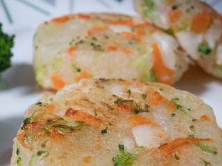 9、宝宝鳕鱼土豆饼,因为所有食材已经是熟的，所以煎香即可。