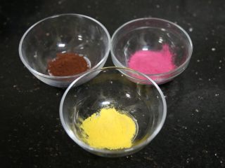 1、蜗牛马卡龙,准备好可可粉,蔓越莓粉和芒果粉