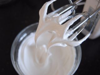 7、蜗牛马卡龙,分5次加入打发的蛋白内快速打发,最后的状态如图,最后平均分成3份(我的是35克一份)