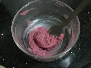 8、蜗牛马卡龙,分别把三份杏仁粉和蛋白拌匀