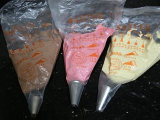 10、蜗牛马卡龙,全部做好后装入裱花袋备用,裱花嘴是中号圆孔