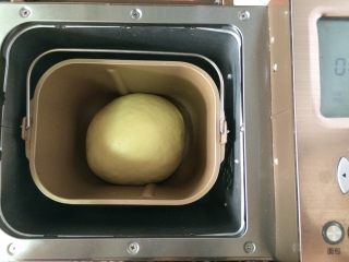 5、红薯酥皮小面包,将面团收圆后放入面包机内，进行一发，时间约30分钟。