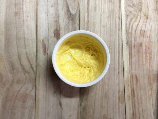 9、红薯酥皮小面包,加入蛋黄继续打至完全被吸收