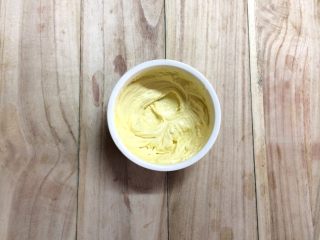 10、红薯酥皮小面包,加入红薯泥打匀。