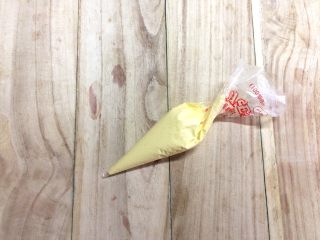 12、红薯酥皮小面包,装入裱花袋备用。