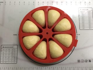 13、红薯酥皮小面包,取出二发好的面包。