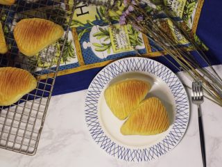 16、红薯酥皮小面包,出炉脱模晾凉。