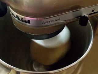 2、无油版红糖版面包,厨师机启动一档活成面团,倒入果干后揉面15分钟揉至扩展阶段不用出膜(没有厨师机可用面包机,揉面时间相对加长些,如果没有面包机那就用手揉????)