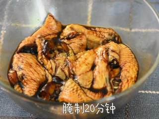 1、一道无骨时蔬鸡翅，不但荤素搭配，营养健康，而且外观很抢眼呢,倒入料酒、老抽、盐抓匀，腌制20分钟。
