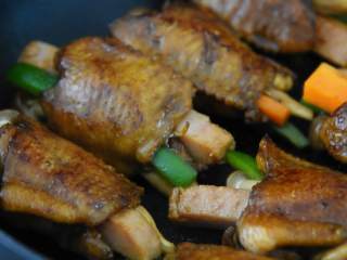 3、一道无骨时蔬鸡翅，不但荤素搭配，营养健康，而且外观很抢眼呢,不用放油，小火煎至两面金黄。