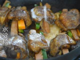 4、一道无骨时蔬鸡翅，不但荤素搭配，营养健康，而且外观很抢眼呢,加入适量水、盐，水开后加入调好的水淀粉，大火收汁即可。