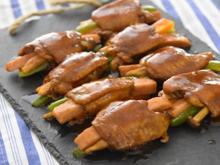 5、一道无骨时蔬鸡翅，不但荤素搭配，营养健康，而且外观很抢眼呢,蔬菜和鸡翅的巧妙搭配，有创意吧。