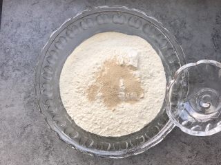 1、香葱花卷～中式面点,酵母放入面粉中