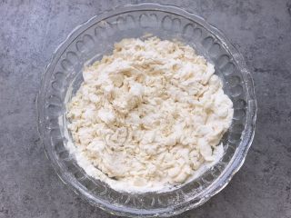 2、香葱花卷～中式面点,慢慢加温水用筷子搅拌成絮状