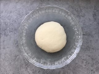 3、香葱花卷～中式面点,揉成光滑、软硬适中的面团，盖上保鲜膜进行发酵