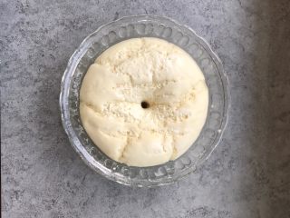 4、香葱花卷～中式面点,发酵至两倍大，手戳一个洞不回缩即可