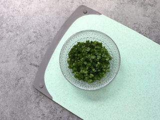 7、香葱花卷～中式面点,准备葱花馅：葱切小段