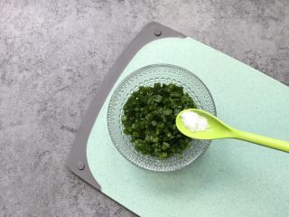 8、香葱花卷～中式面点,加1g盐