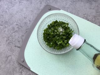 9、香葱花卷～中式面点,1汤匙食用油