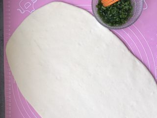 11、香葱花卷～中式面点,把面团擀成长方形的薄片状