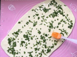 12、香葱花卷～中式面点,葱花均匀撒上，用刷子刷均匀