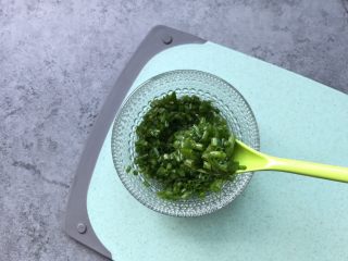 10、香葱花卷～中式面点,搅拌均匀（喜欢黑胡椒的可以加1g）