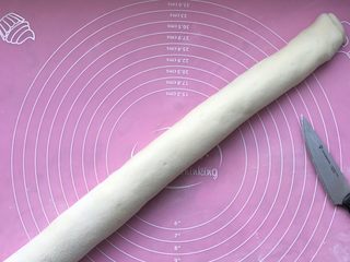 13、香葱花卷～中式面点,从一边卷起，卷成圆形