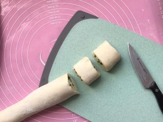 14、香葱花卷～中式面点,用刀切宽度大约4-5厘米的剂子