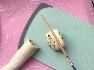 15、香葱花卷～中式面点,两两放一起，筷子在中间压一下