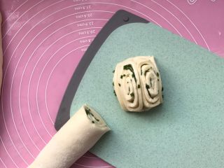16、香葱花卷～中式面点,把两边向中间靠拢即可