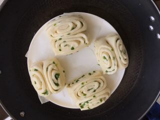 18、香葱花卷～中式面点,锅中放冷水上锅蒸13-15分钟，时间到再焖3分钟开盖