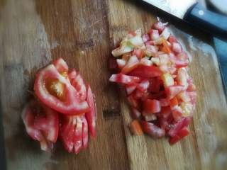 3、西红柿鸡蛋面,一半切小丁,一半切大块