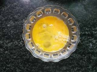 4、西红柿鸡蛋面,鸡蛋加少许盐,打散