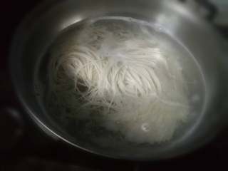 6、西红柿鸡蛋面,水开后,放入面条煮熟