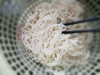 7、西红柿鸡蛋面,面条捞出,用凉水冲干净后,沥干水分