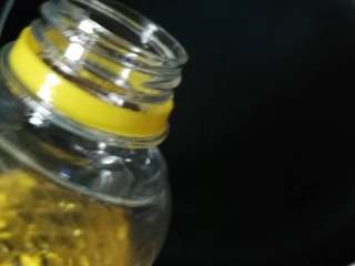 8、西红柿鸡蛋面,炒锅放入适量芥花油