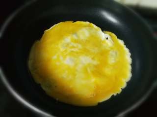 9、西红柿鸡蛋面,油热后,倒入蛋液,摊成鸡蛋饼