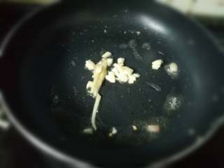 11、西红柿鸡蛋面,锅里重新放芥花油,下蒜,姜末爆香