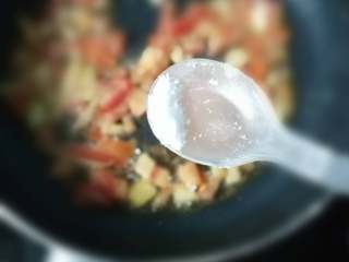 13、西红柿鸡蛋面,锅里重新放芥花油,下蒜,姜末爆香