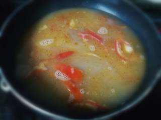 16、西红柿鸡蛋面,加入2碗清水,盖上盖子煮10分钟