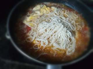 17、西红柿鸡蛋面,最后放入鸡蛋和面条,煮开即可关火