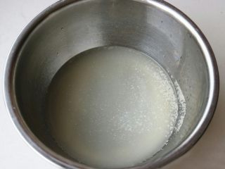 1、法棍,水，盐，酵母混合均匀。