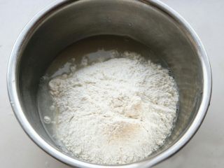 2、法棍,加入面粉。