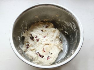 3、法棍,用刮刀拌匀，很湿粘，但是没关系，反正不用手，拌匀后，盖上保鲜膜发酵40分钟左右。