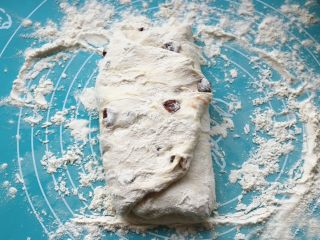 5、法棍,手上也用一些粉，把面团按成片状，两边如图折上去。