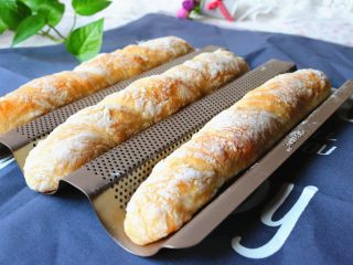 11、法棍,烤好的棍子，晾凉。